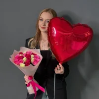 Подарочный набор 19 роз Кения 35 см + шар Сердце