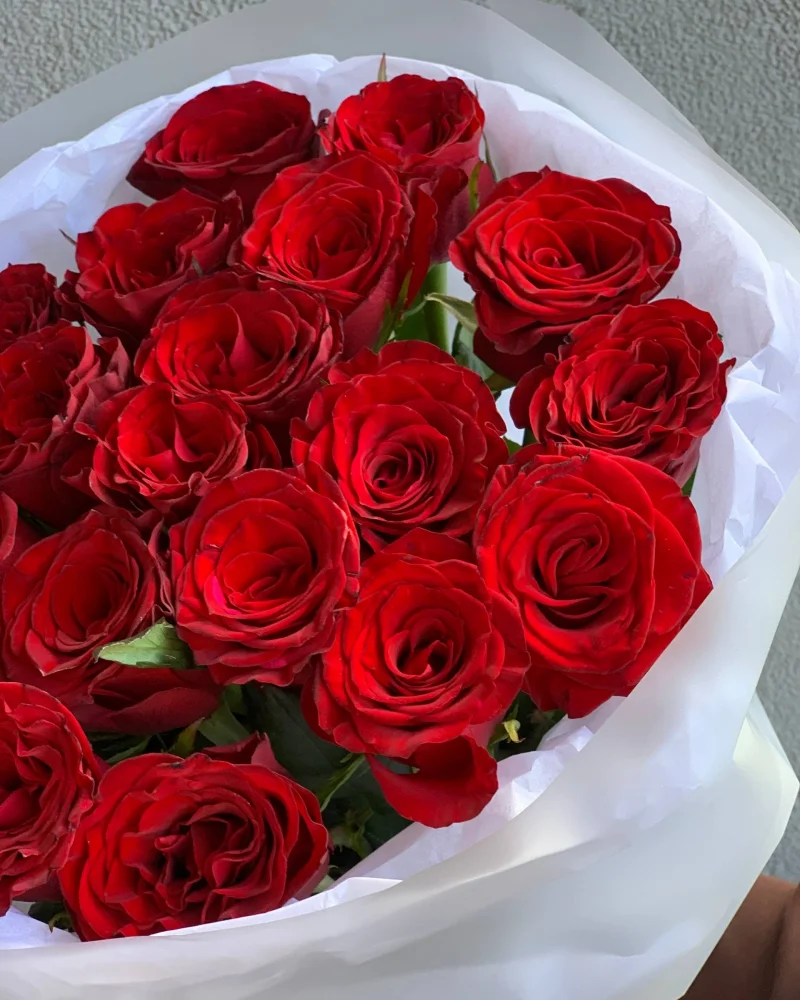 Букет из 21 розы Рэд Наоми 60 см