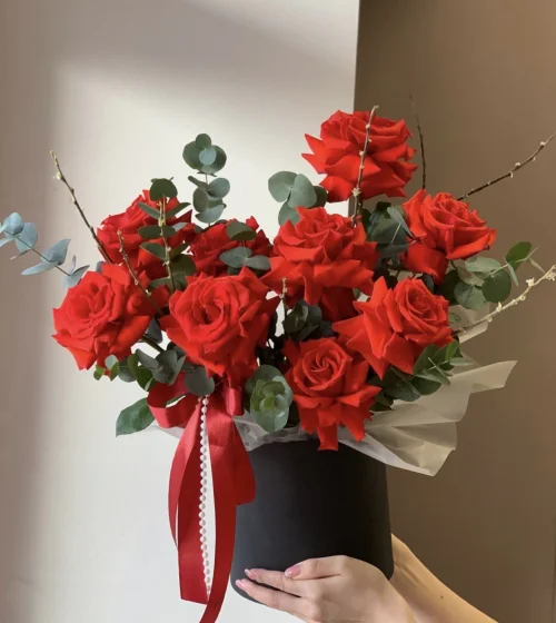 Красные розы в шляпной коробке Алые паруса