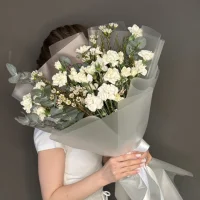 Букет с кустовыми диантусами и хамелациумом (белый)