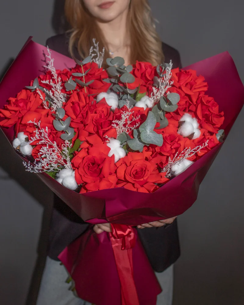 Букет цветов Любовь - морковь M из красных роз и хлопка