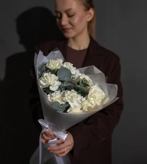 Букет из 9 белых диантусов