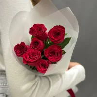 Букет цветов 7 роз Кения 40 см в пленке красные