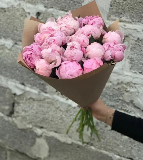 Букет из 17 пионов
