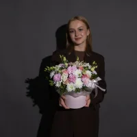 Шляпная коробка Нежный поцелуй с хризантемой и розами
