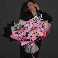 Букет цветов Ягодный зефир S с хризантемой, кустовыми розами и диантусами