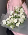 Букет из Кустовых гвоздик и альстромерий белый