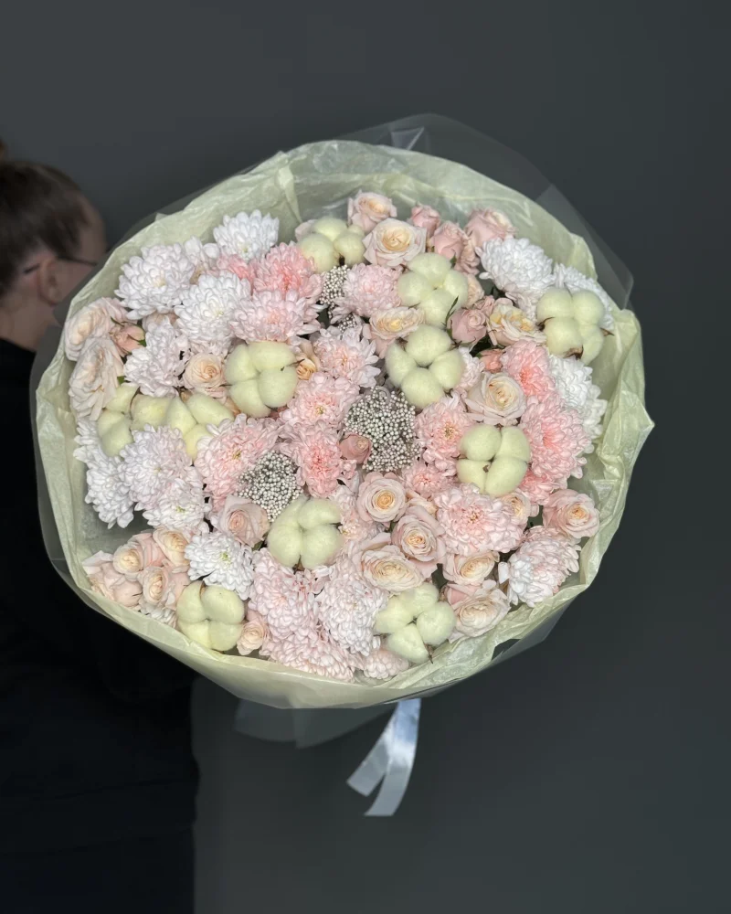 Букет цветов Доброе утро с персиковой хризантемой и кустовыми розами