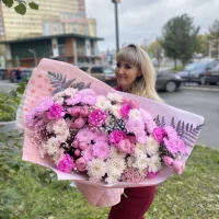 Букет цветов Ягодный зефир L с хризантемой, кустовыми розами и диантусами