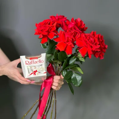 Букет из 7 французских роз с рафаелло