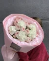 Букет цветов Клубничный йогурт с кустовыми пионовидными розами и гвоздикой