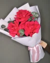 Букет из 3 малиновых французских роз с эвкалиптом