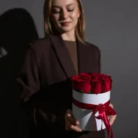 Шляпная коробка 13 роз Кения 40см