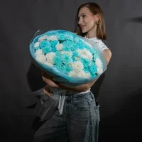 Букет гигант из хризантем бирюзовый в круглом оформлении
