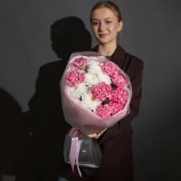 Букет цветов Яркое солнышко с хризантемой и диантусами
