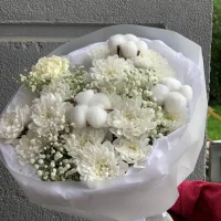 Букет Невинность с хризантемой и гипсофилой