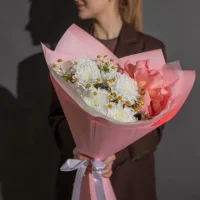 Букет цветов Рассвет с розой, хризантемой и ромашками
