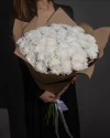 Букет белых хризантем в крафте