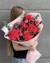 Букет малиновый микс из роз и диантусов (размер М)