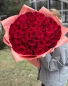 Букет из 55 роз Рэд Наоми 60 см