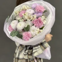 Букет цветов Мамина нежность с хризантемой и диантусами