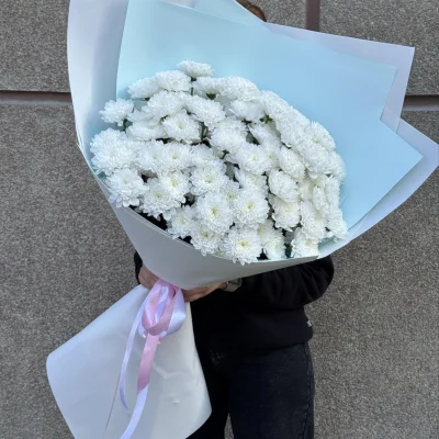 Большой букет белых хризантем