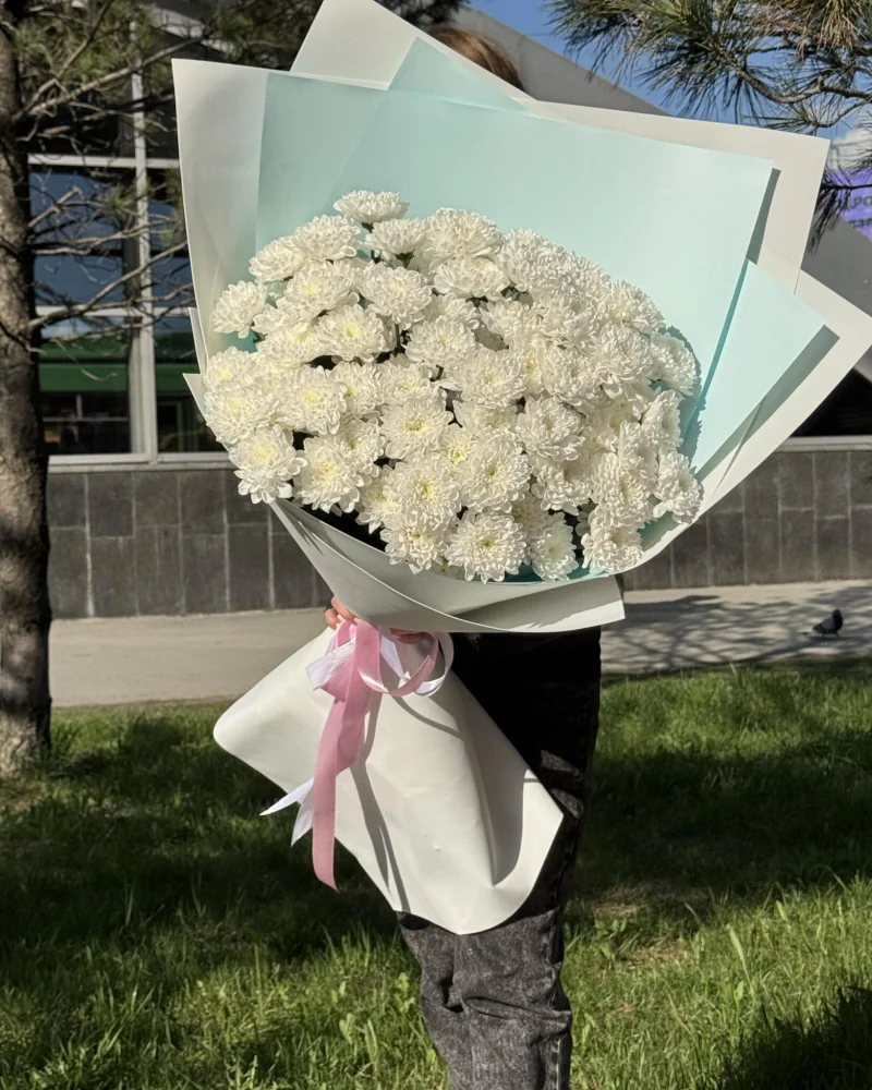 Большой букет белых хризантем