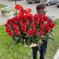 Корзина 51 роза Кения 40 см красные