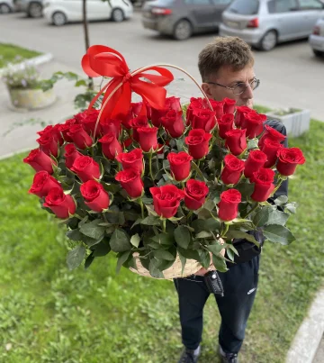 Корзина 51 роза Кения 40 см красные