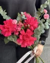 Букет малиновый микс из роз и диантусов (размер S)