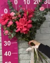 Букет малиновый микс из роз и диантусов (размер S)