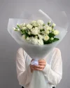 Букет из кустовой розы и диантусов Белоснежка