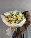 Букет из кустовых роз и эвкалипта Сияние