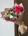 Букет с малиновой розой, хризантемой и альстромерией