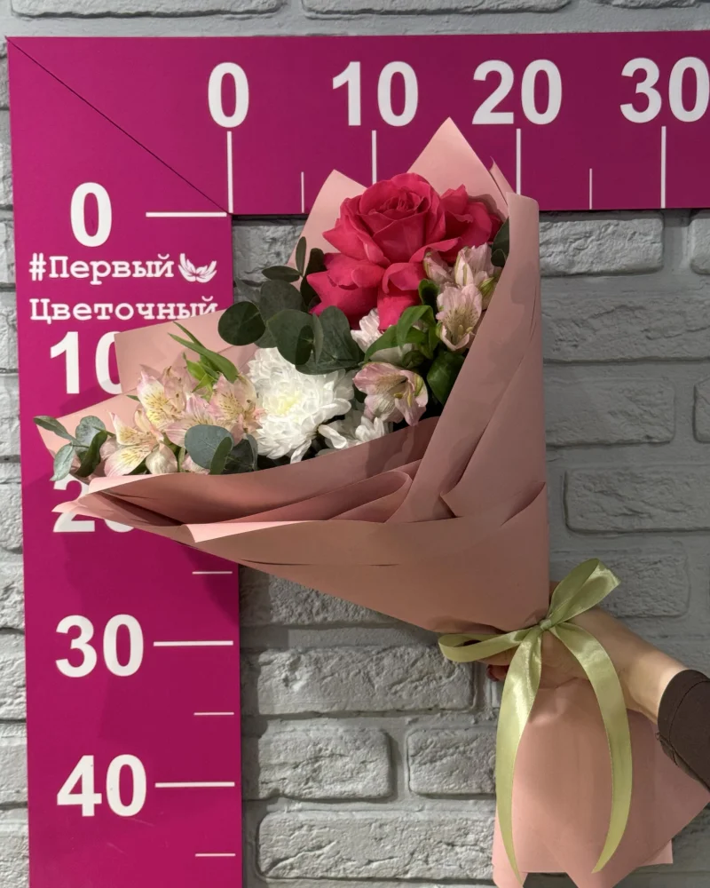 Букет с малиновой розой, хризантемой и альстромерией